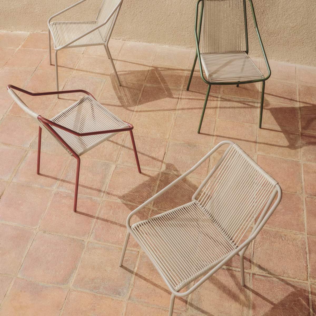 Kave Home Zivia stackable outdoor chair in ecru rope cord and burgundy galvanised steel