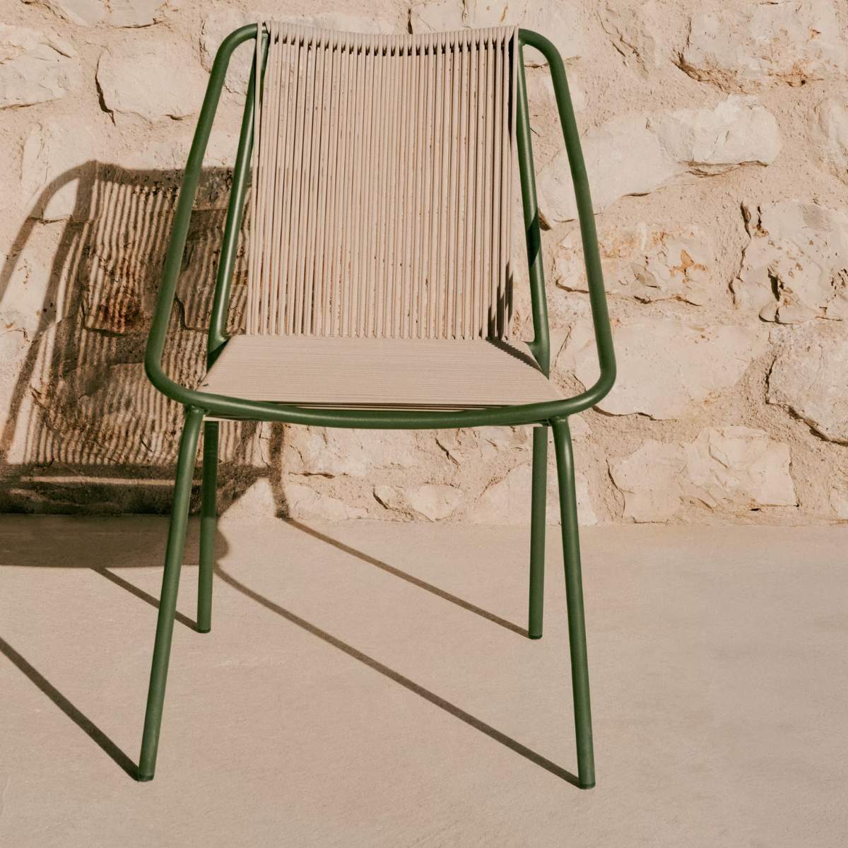 Kave Home Zivia stackable outdoor chair in ecru rope cord and burgundy galvanised steel