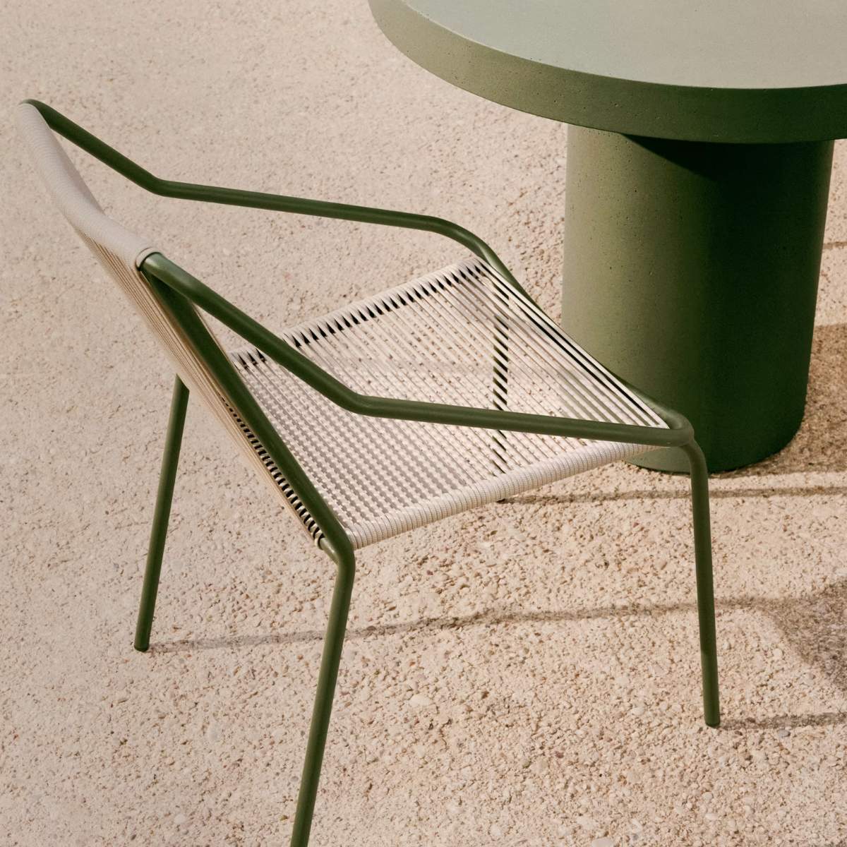 Kave Home Zivia stackable outdoor chair in ecru rope cord and burgundy galvanised steel