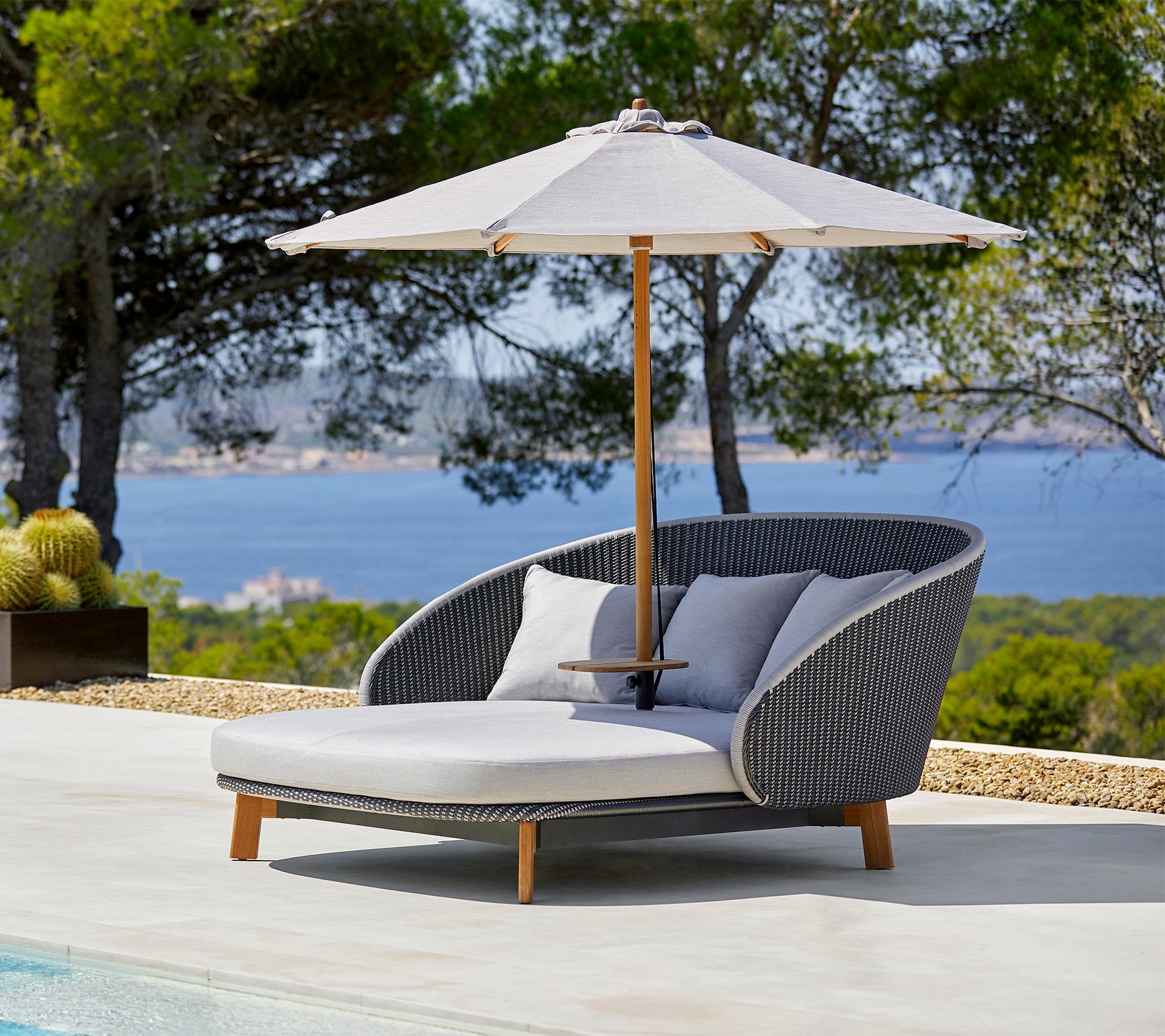 Cane-line Peacock Daybed with Teak Legs & Table