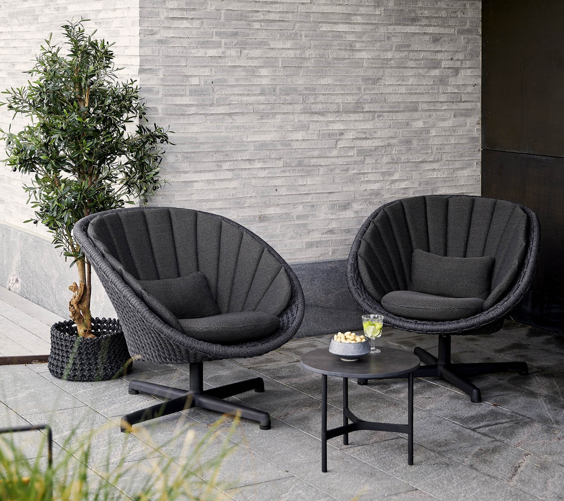 Cane-line Peacock Lounge Chair with Swivel Aluminium Base-Beaumonde