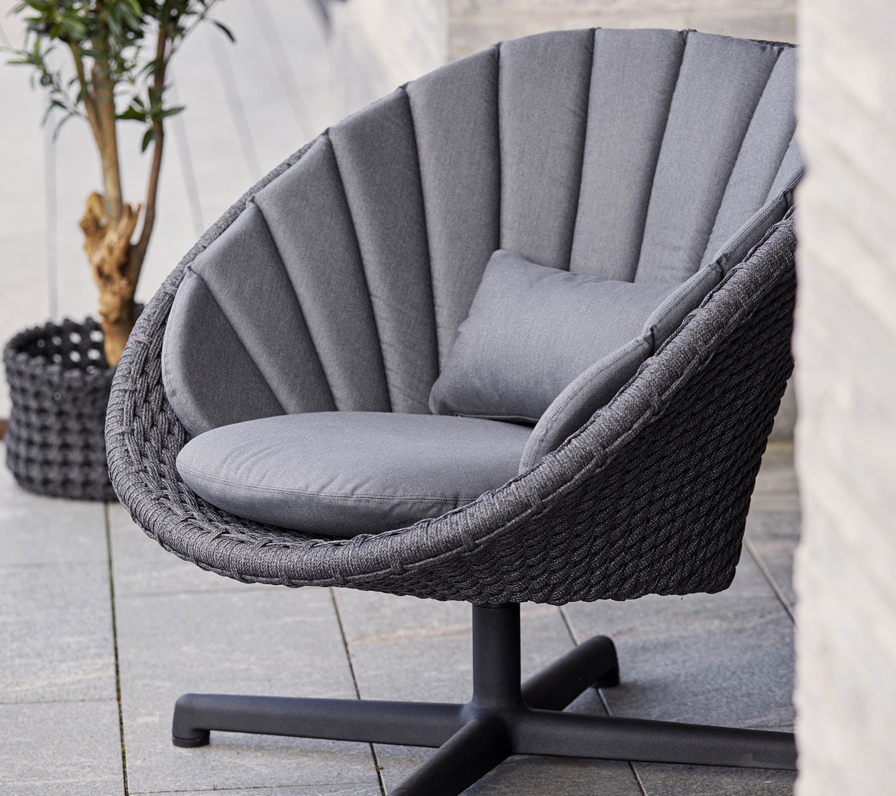 Cane-line Peacock Lounge Chair with Swivel Aluminium Base-Beaumonde