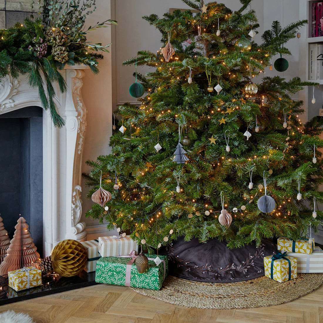 Ivyline Velvet Mistletoe Tree Skirt